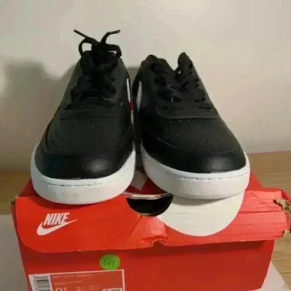 K1164. NEW NIKE Court Vision Lo- Black/White- US 9.5 Men's - Picture 3 of 4